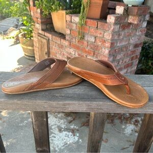 Men’s Olukai Leather sandal in toffee color. Size 9